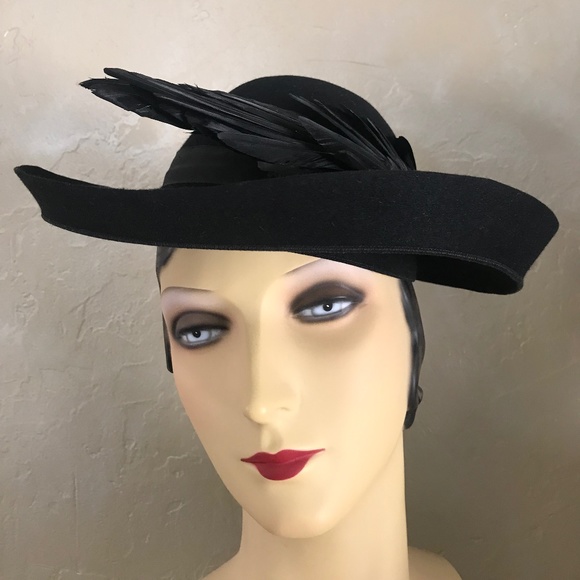 SUPERB 1940s BLACK FELT WIDE BRIMMED HAT WITH LARGE BLACK FEATHER WING